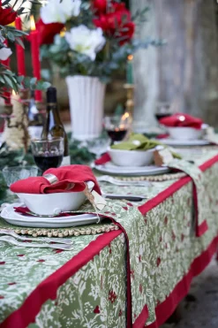 Couleur Nature Place Settings & Linens|Baies de houx Tablecloth in Red & Green