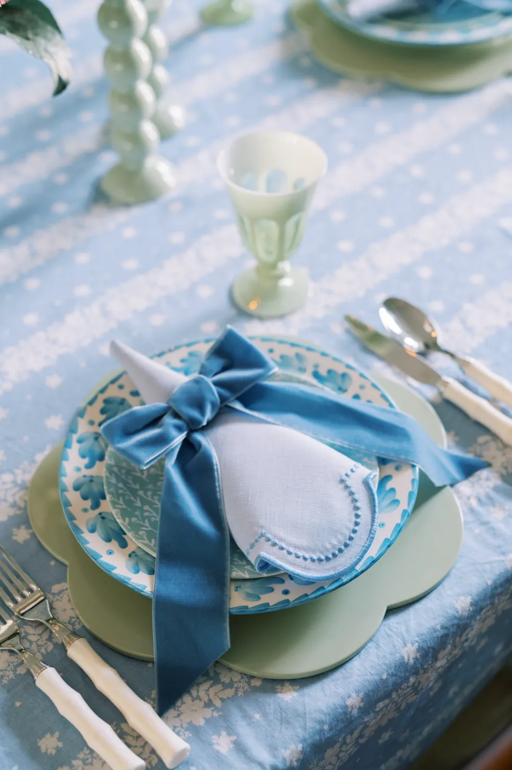 TriChi Design Place Settings & Linens|Blue Dotted White Linen Napkin and Placemat, Set of 2