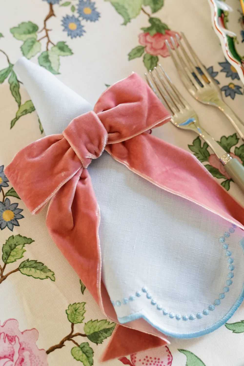 TriChi Design Place Settings & Linens|Blue Dotted White Linen Napkin and Placemat, Set of 2