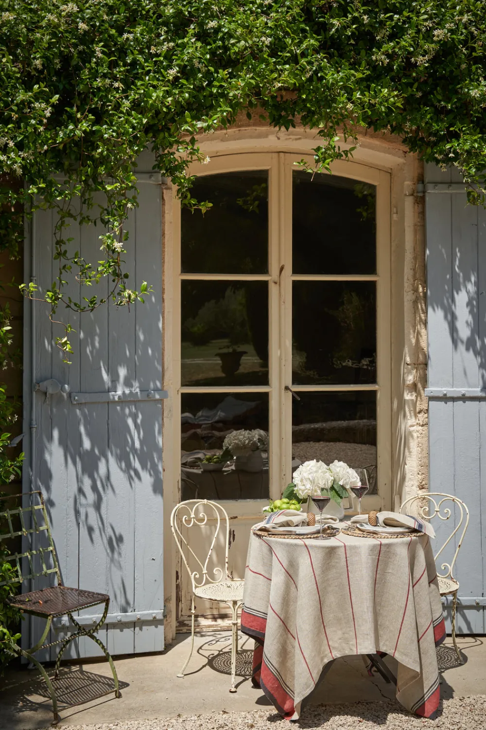 Caravan Place Settings & Linens|Eze 60x60 Tablecloth in Ivory & Red