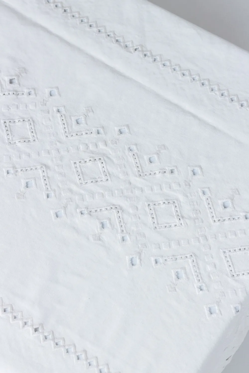 Esencial Hogar Place Settings & Linens|Ojete Rectangular Tablecloth in White