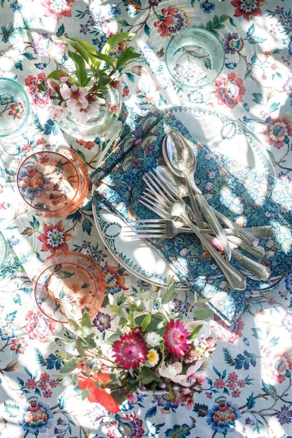 Coco & Wolf Place Settings & Linens|Reversible Stitch Napkin Set Made With Liberty Fabric in Strawberry Thief & Capel