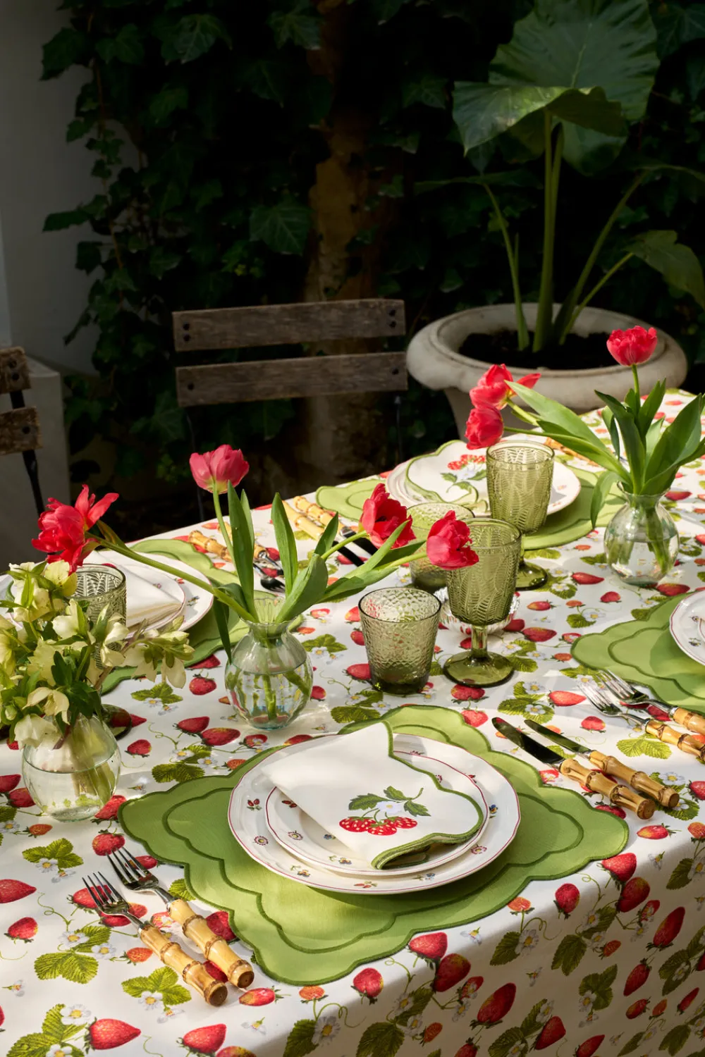 Loulou La Dune Place Settings & Linens|Strawberry Fields Tablecloth with Green Trim
